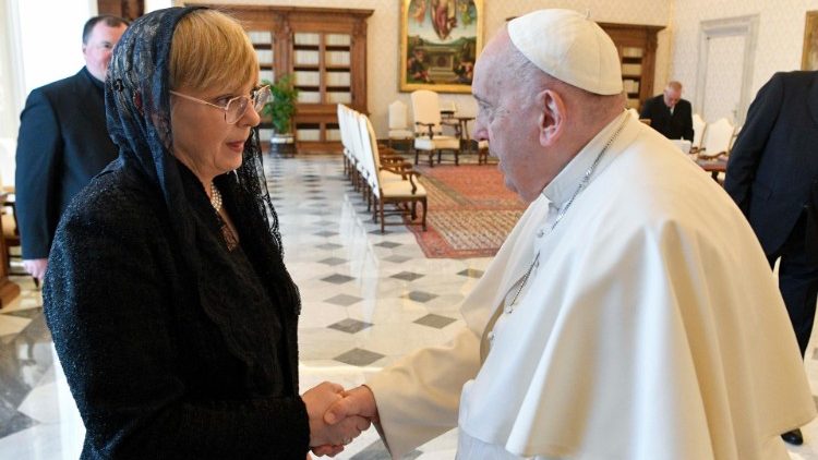 Ferenc pápa köszönti Nataša Pirc Musar szlovén köztársasági elnökasszonyt  