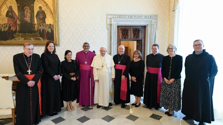 Die Delegation um Erzbischof Stephen Cottrell, anglikanischer Erzbischof von York (direkt rechts neben Papst Franziskus), bei einem Besuch im Vatikan