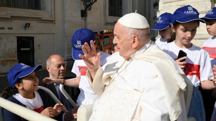 Papa Franjo pozdravlja mlade 