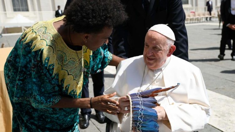 O momento da entrega do cocar ao Papa