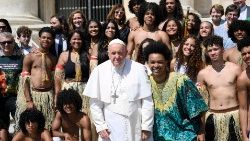 Il Papa con i ragazzi del Brasile
