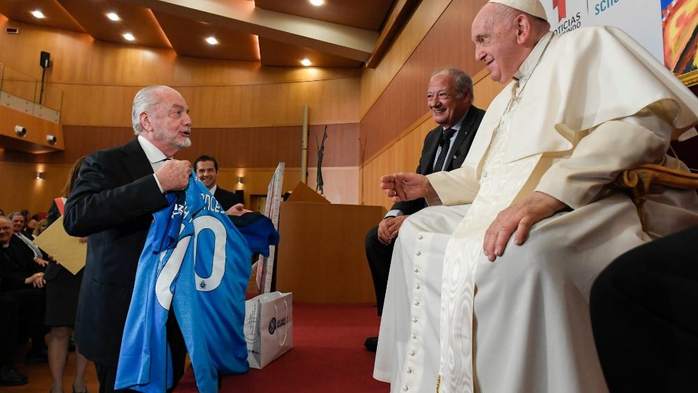 Il Papa riceve la maglia di Maradona