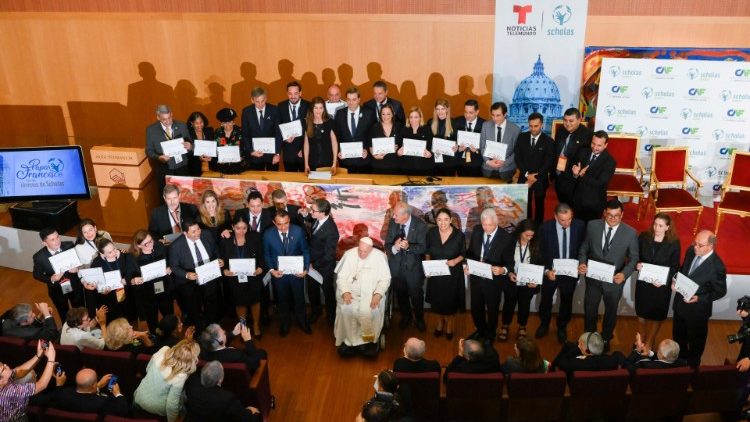Foto grupal del Pontífice con los participantes en el primer congreso mundial de eco-ciudades educativas, sesión de clausura, jueves 25 de mayo de 2023. (Vatican Media)