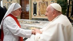 애덕의 작은 선교 수녀회 총회에 참석한 수녀와 인사하는 프란치스코 교황