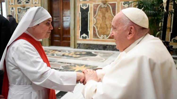El Papa saluda a una de las participantes en el Capítulo general de las Hermanitas Misioneras de la Caridad