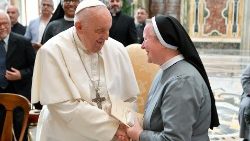 Papa Francisco cumprimenta a Superiora Geral das Pequenas Irmãs Missionárias da Caridade, Ir. Maria Alicja Kedziora, eleita no último dia 22 de maio 