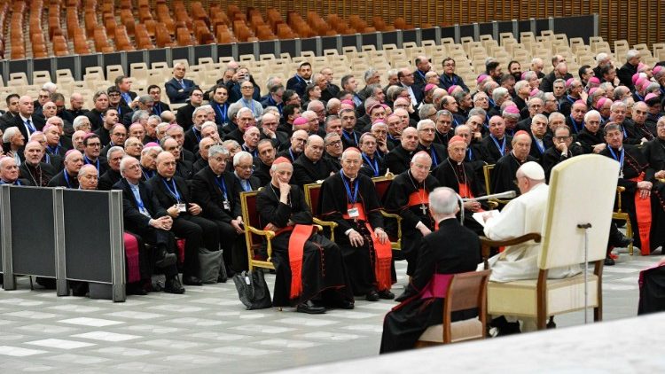 Il Papa con i partecipanti all'Incontro nazionale dei Referenti diocesani del Cammino Sinodale italiano