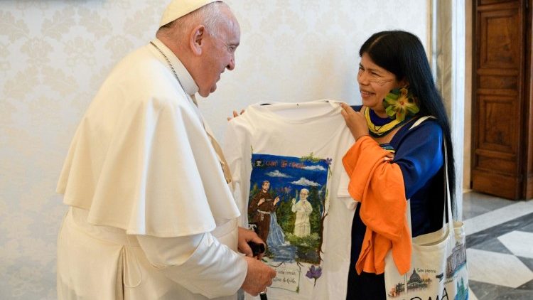 Patricia Gualinga überreicht Papst Franziskus ein Geschenk