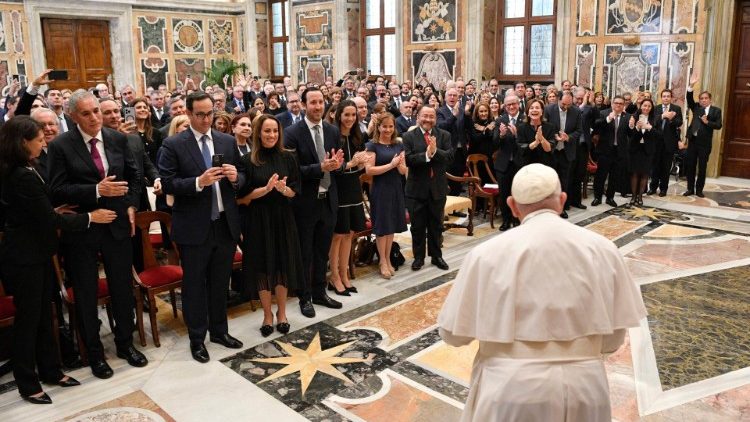 Pave Frans har i Vatikanet modtaget deltagerne i et møde mellem iværksættere fra Latinamerika og anbefaler at forsvare sig mod ”det ondes skygger”.