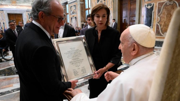 Gli omaggi a Papa Francesco nell'udienza in Vaticano