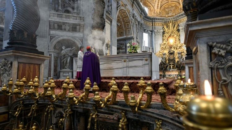 Il cardinale Gambetti mentre incensa l'altare della Confessione