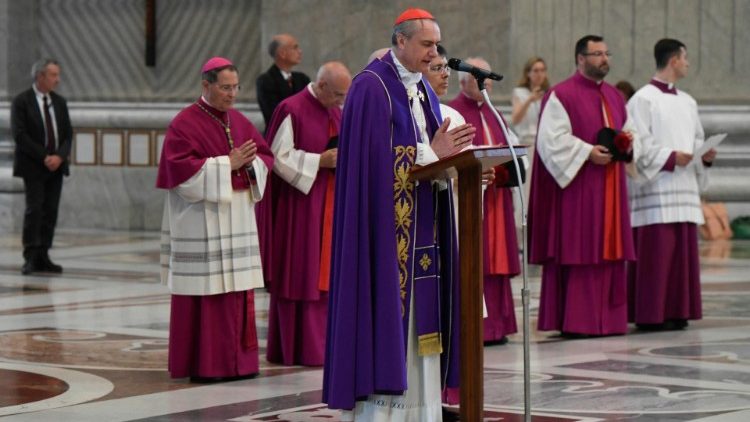 Il cardinale Mauro Gambetti durante il rito penitenziale