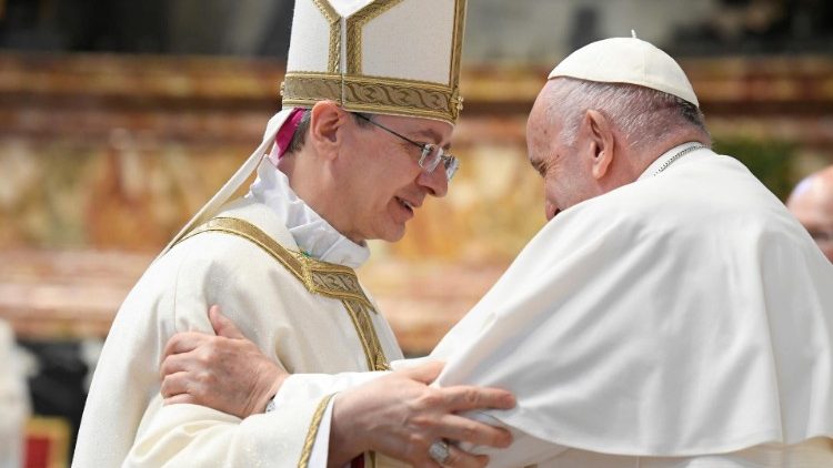 Papa Francesco abbraccia monsignor Ravelli 