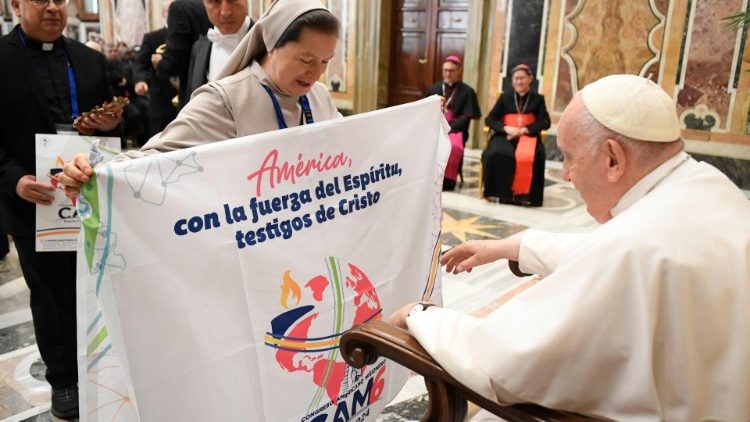 Le Pape saluant les participants de l’assemblée générale des Œuvres pontificales missionnaires, le 3 juin 2023. 