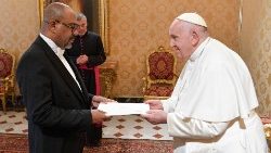 Le Pape François, recevant les lettres de créance de M. Vhangha Patrice Koffi, nouvel ambassadeur de la République de la Côte d’Ivoire près le Saint-Siège, le samedi 3 juin 2023.