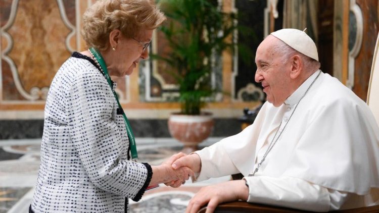 Påven Franciskus hälsar primat Anna Maria Tarantola