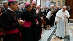 Mitglieder der Stiftung "Centesimus Annus Pro Pontifice" begrüßen den Papst am Montag im Vatikan