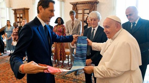 O Papa Francisco com os promotores do Festival Verde e Azul, por ocasião do Dia Mundial do Meio Ambiente
