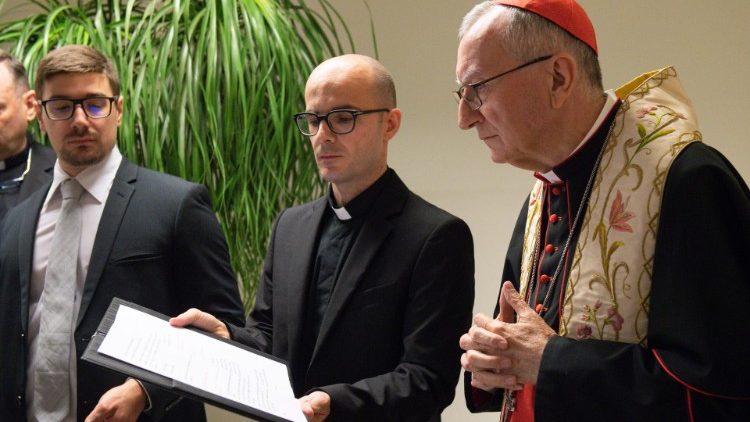 Il cardinale Parolin durante l'inaugurazione dell'Info Point del Giubileo