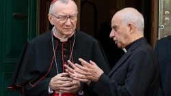 Il cardinale Parolin con monsignor Fisichella all'inaugurazione dell'Info Point per il Giubileo 2025