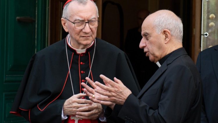 Kardinal Parolin (l.) mit einem italienischen Kurien-Erzbischof