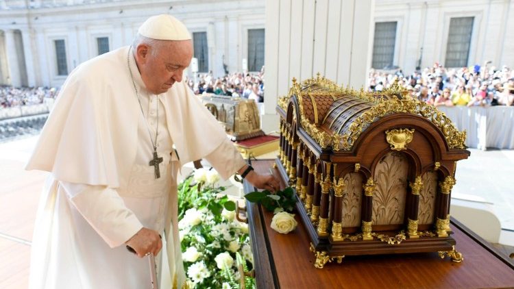 Papež med splošno avdienco polaga belo vrtnico pred relikvije sv. Terezije Deteta Jezusa