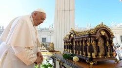 Popiežiaus malda prie Lizjė šventųjų relikvijų Šv. Petro aikštėje