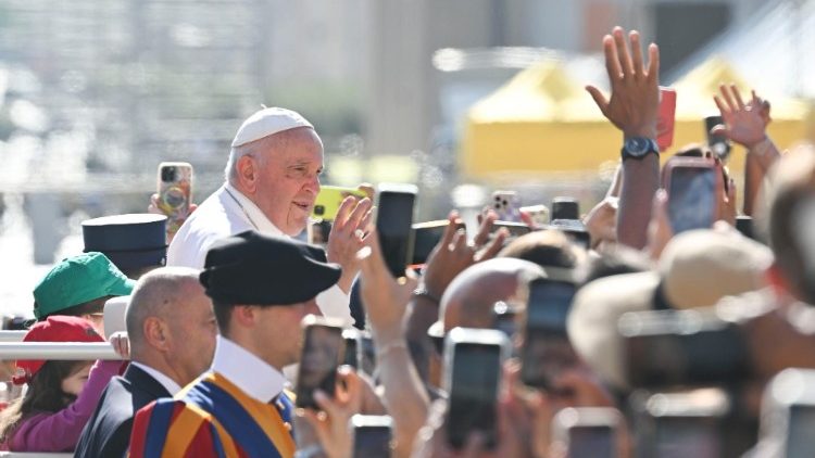 Papa Francisco passa entre a multidão na Praça São Pedro, em 7 de junho de 2023