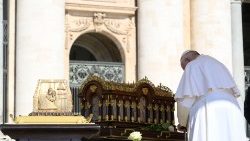 Papa em oração diante das relíquias de Santa Teresinha