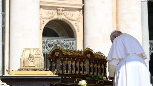 A oração do Papa diante das relíquias de Santa Teresinha