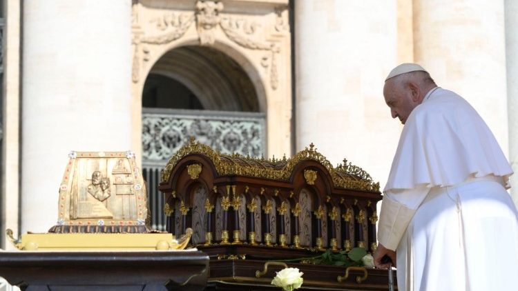 Ferenc pápa imába mélyed az ereklyék előtt
