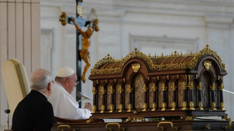 Papa Francesco prega di fronte all'urna di santa Teresina portata in Piazza San Pietro