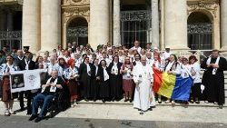Papa Francisc alături de un grup de pelerini din România la audiența generală din 7 iunie 2023