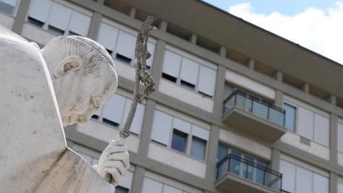 В больнице Папа вознёс молитву Angelus в частном порядке