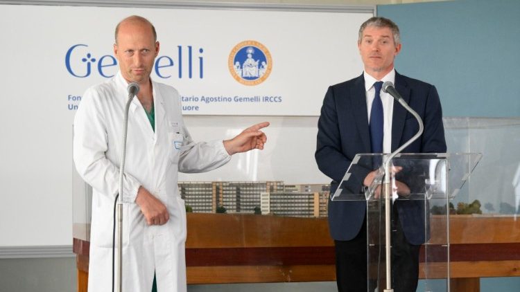 Prof. S. Alfieri ir Spaudos salės direktorius M. Bruni Spaudos konferencijoje Gemelli ligoninėje