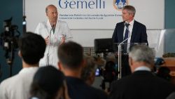 Mittagspressekonferenz in der römischen Gemelli-Klinik mit dem behandelnden Arzt, Sergio Alfieri, und Vatikan-Sprecher Matteo Bruni (10.6.2023) 