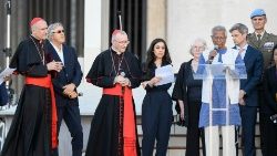 Le prix Nobel Mohamed Yunus, lisant la déclaration finale aux cotés du cardinal Pietro Parolin, le 10 juin. 