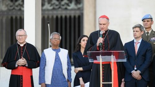 Kardinal Mauro Gambetti, Erzpriester des Petersdoms (am Mikrofon), verlas die Rede von Papst Franziskus 