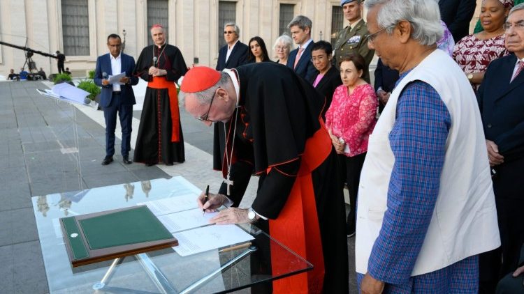 Kardinal Pietro Parolin med podpisovanjem Izjave o človeškem bratstvu
