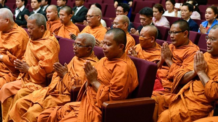 Buddhistische Mönche bei einem Treffen