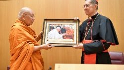 El Venerable Somdet Phra Mahathirachan con el Cardenal Miguel Ángel Ayuso