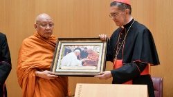 Il venerabile Somdet Phra Mahathirachan con il cardinale Miguel Ángel Ayuso, prefetto del Dicastero per il Dialogo interreligioso