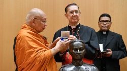 Kardinal Ayuso von der vatikanischen Dialogbehörde mit einem Buddhisten, Aufnahme vom Juni 2023