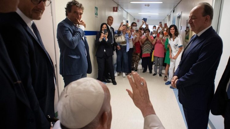 Papež František se loučí s římskou nemocnicí Gemelli