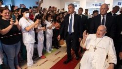 Paven takker Gemelli-hospitalet: “den broderlige og familiære atmosfære har hjulpet mig til at få kræfterne tilbage” 