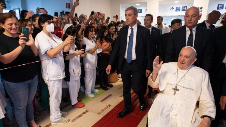 El Papa Francisco saluda al personal del Hospital Gemelli el día que fue dado de alta