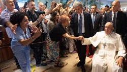 Papa saúda funcionários ao deixar a Policlínica Gemelli