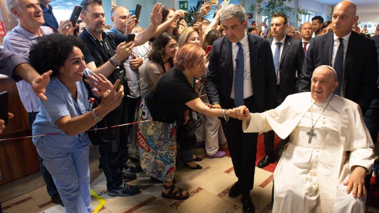 Il Papa si avvia ad uscire dal Policlinico Gemelli