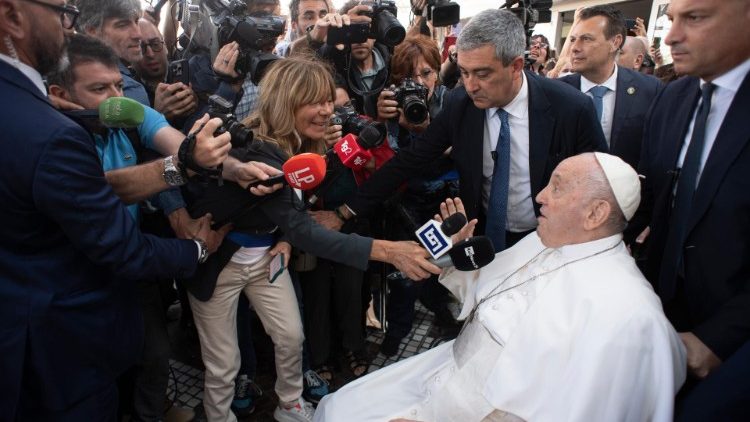Le Pape en compagnie de quelques journalistes