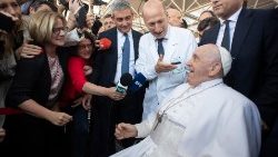 El Papa Francisco con el doctor Sergio Alfieri que lo operó el 7 de junio pasado